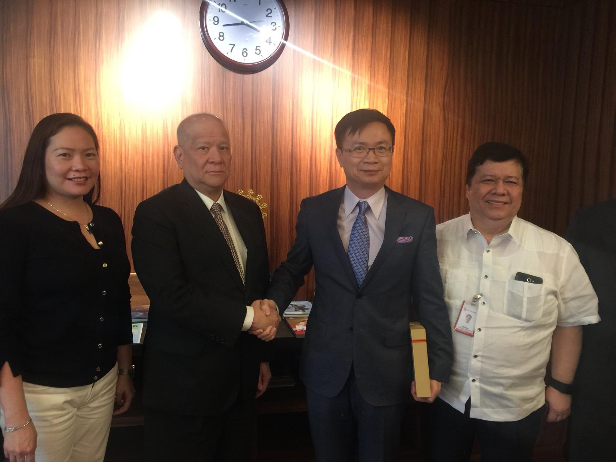 貿協董事長黃志芳(右二)拜會菲律賓生力集團總裁蔡啟文(左二)。(謝佳興 攝)