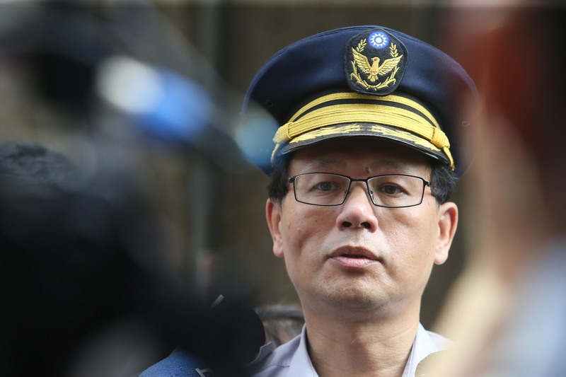 國民黨籍台北市議員李新28日清晨墜樓身亡，大安分局安和路派出所所長游進軍（圖）說明案情。<br />(圖：中央社)