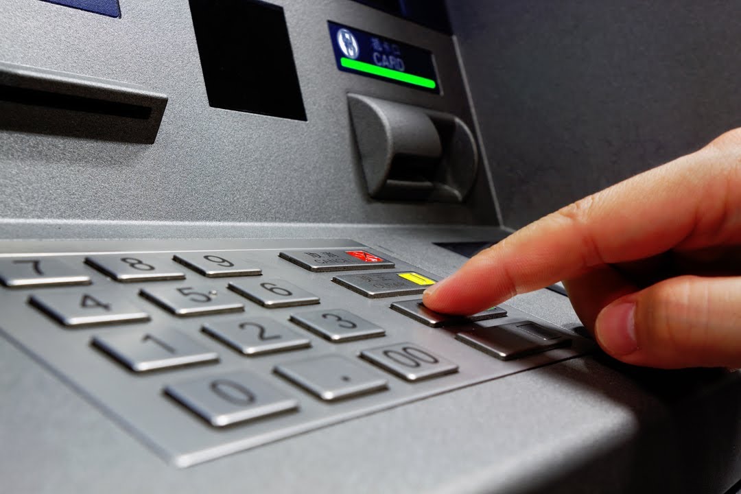 金管會14日表示，普發新台幣6000元現金部分，將有12家金融機構、共2萬4922台ATM配合政策。(資料照)