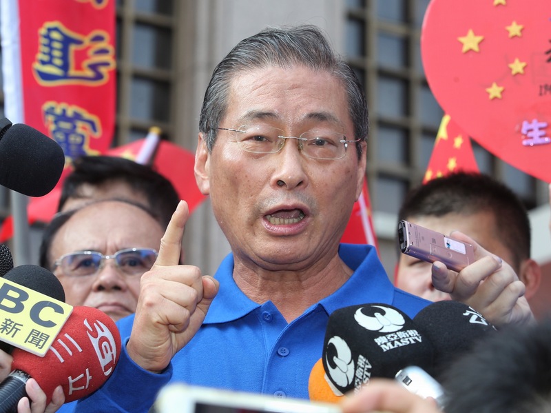 中華統一促進黨1日下午在台北火車站周邊舉辦集會遊行活動，總裁張安樂（前）現身遊行活動現場，接受媒體訪問。<br />(圖：中央社)