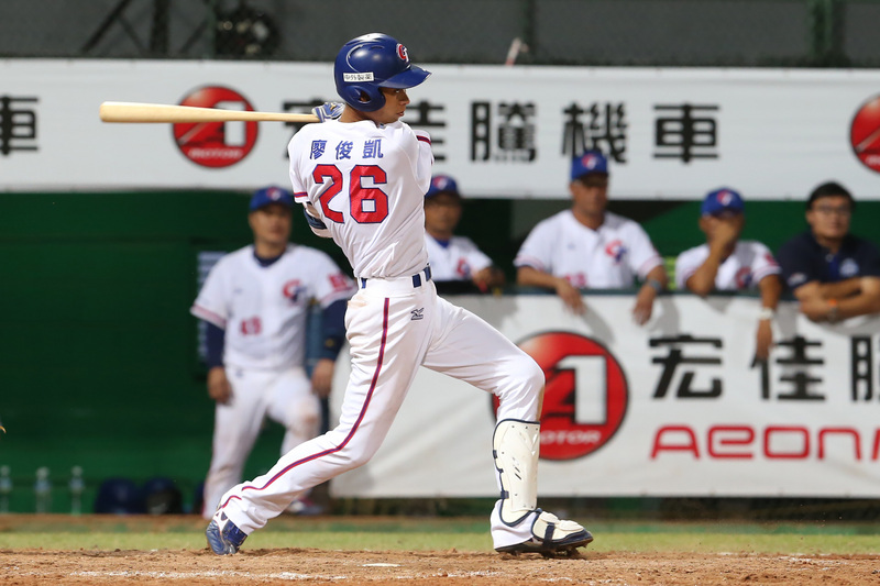 第28屆亞洲棒球錦標賽開打，中華隊3日與南韓隊交手，兩隊一度僵持，中華隊廖俊凱（圖）在延長賽10局下擊出滾地球，靠著南韓選手再見失誤，率球隊以3比2拿下勝利。<br />(圖：中央社)