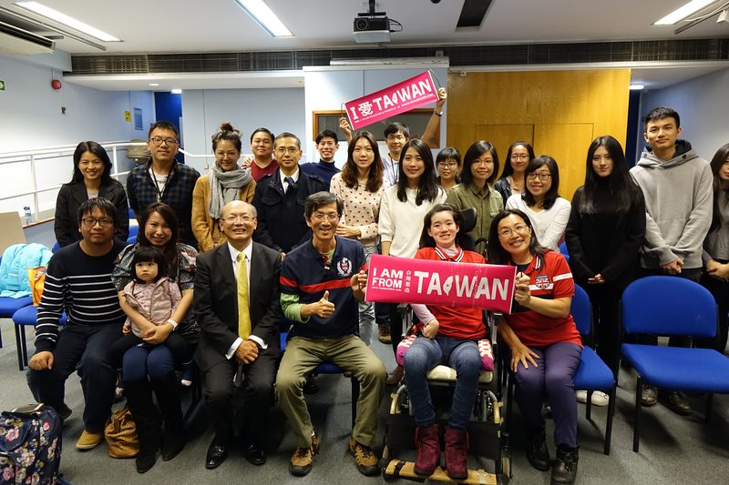 罹患罕見疾病的巫以欣（右2）來到英國一圓兒時夢，她和爸爸巫錦輝（中）、媽媽周麗玲（右）4日在倫敦大學學院，分享他們永不放棄追夢英國的故事。<br />(圖：中央社)