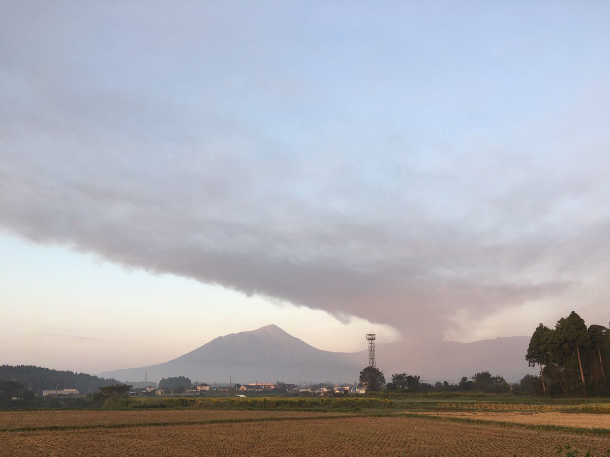 日本當局對九州新燃岳火山發出3級警戒。(資料照片∕ X平台)