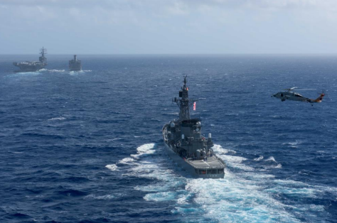 日本在琉球群島設置的自衛隊據點與飛彈基地持續增加。圖為美軍與日本戰艦進行聯合軍事演習。(圖：日本海上自衛隊官網)