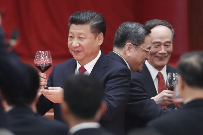 中共19大的焦點人物，除了總書記習近平（左），莫過於留任政治局常委呼聲不衰的中紀委書記王岐山（右）。至於他能否留任，除了黨內的掣肘，也在於習近平是繼續借重他，還是顧忌他。（中新社提供）<br />(圖：中央社)