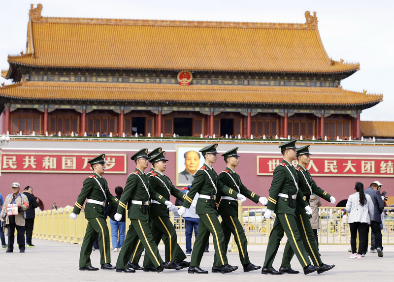 中國言論紅線多如牛毛，在脫口秀演員HOUSE(李昊石)遭重罰後，三家脫口秀公司決定暫停演出。圖為天安門廣場前的武警。（共同社資料照片）<br />(圖：中央社)