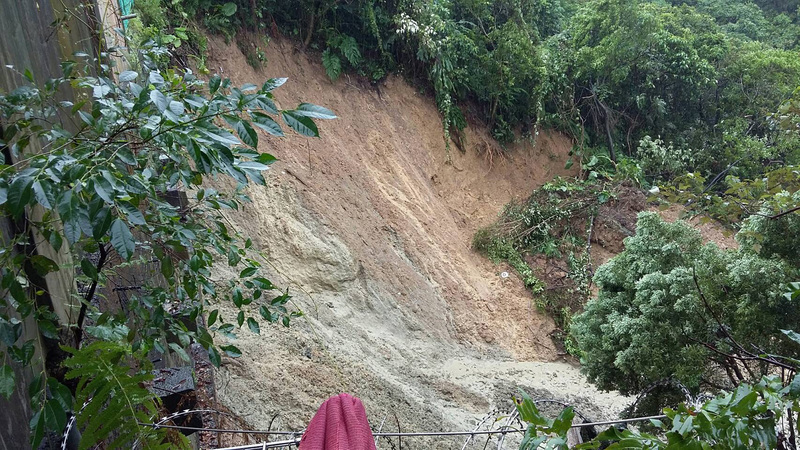 受到連日雨勢影響，新北市汐止區東勢街201巷後方一處山坡地土石滑落，消防隊員到場察看後，確認山坡地為財政部國有財產署土地，坍塌面積約2座籃球場。（民眾提供）<br />(圖：中央社)