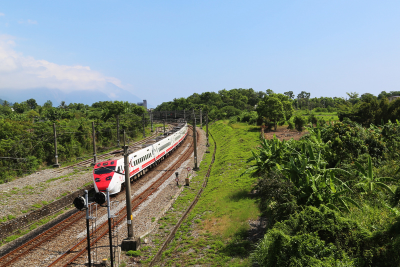 台鐵各式列車行駛在花東的山邊、田間，成為美麗的移動風景，常吸引許多鐵道迷追火車拍照。<br />(圖：中央社)