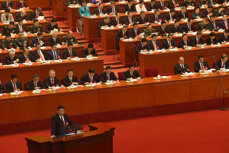 中共19大專題中共總書記習近平（前左立者）18日在19大政治報告時提出「新時代中國特色社會主義思想和基本方略」，總任務是實現社會主義現代化和中華民族復興，期望在21 世紀中葉建成「社會主義現代化強國」。<br />(圖：中央社)