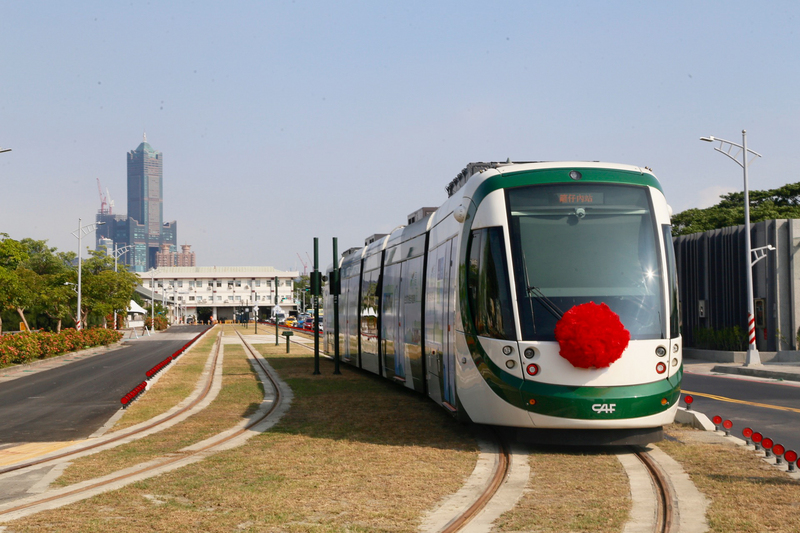 高雄環狀輕軌捷運建設第一階段14站全線26日正式通車。圖為高雄輕軌C14哈瑪星站，是高雄在地的人文藝術發展基地，也是熱門觀光景點。<br />(圖：中央社)