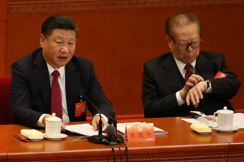圖為中共總書記習近平（左）與前領導人江澤民出席19大閉幕式。(圖：中央社檔案照片)