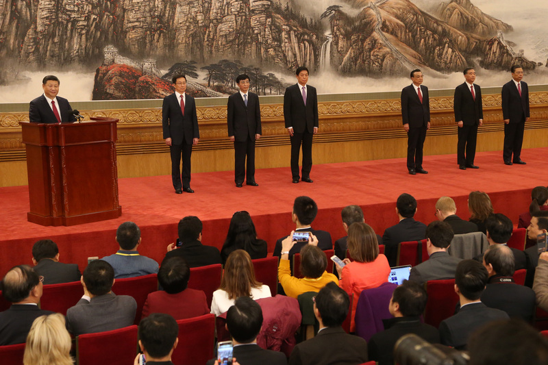 
中共第19屆中央委員會第一次全體會議（19屆一中全會）25日上午在北京舉行，選出中央政治局常委，中共總書記習近平（後左）致詞。<br />
(圖：中央社)