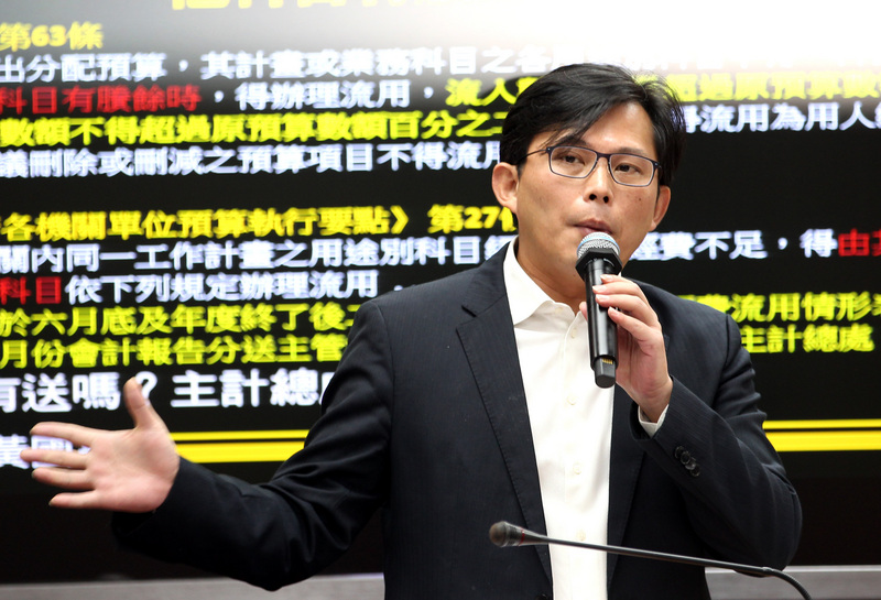 時代力量立委黃國昌罷免案連署跨越門檻。中央選舉委員會主委劉義周26日表示，下週將提送委員會審議，若沒問題就會通過成案，預計最快12月辦理罷免投票。圖為時代力量立委黃國昌26日在立法院財政委員會質詢。<br />(圖：中央社)