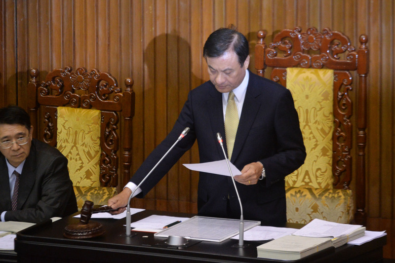立法院31日由院長蘇嘉全（右）敲下議事槌，正式宣布三讀修正通過陸海空軍軍官士官服役條例，明定少尉至上校的最大服役年限皆增加2年，上尉最大服役年限從現行15年延長至17年。<br />(圖：中央社)