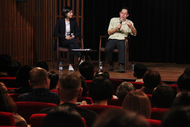 台灣作家、登山愛好者劉克襄（台上右）應香港西九文化區「M+」視覺文化博物館水墨策展人馬唯中（台上左）邀請來港，4日從登山經驗主講山水畫。<br />(圖：中央社)