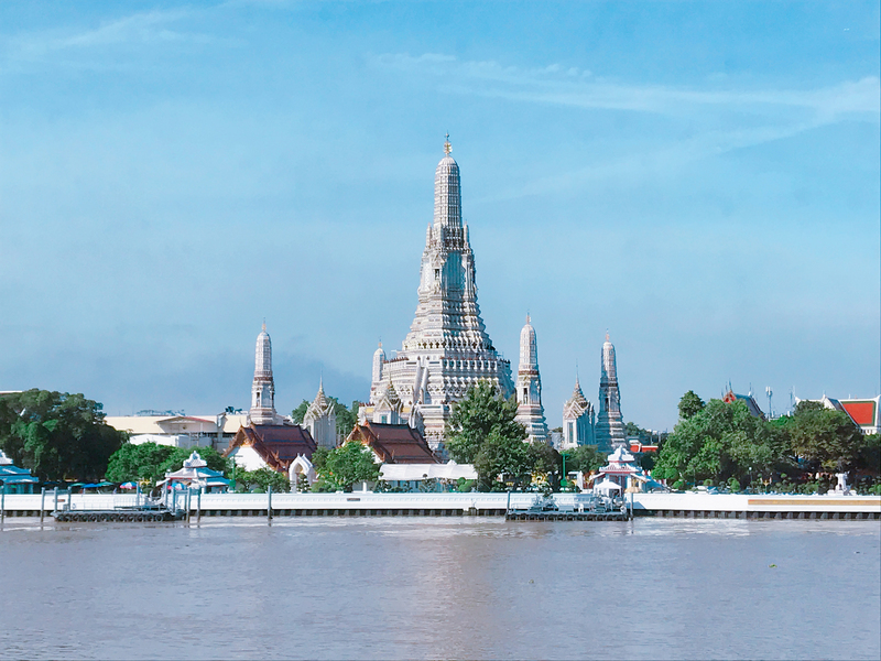 泰國曼谷知名景點鄭王廟（Wat Arun）關閉整修3年，這次翻新維修工程，特別為佛塔強化地基鞏固安全，泰國觀光局日前宣布，鄭王廟將於今年底竣工並重新開放遊客參觀。<br />(圖：中央社)