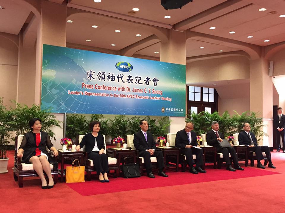2017年APEC經濟領袖會議即將揭幕，我國代表宋楚瑜及隨行官員上午舉行行前國際記者會。(楊文君攝)