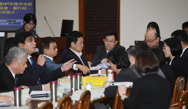 立法院財政委員會6日審查「獵雷艦採購案財政部所屬公股行庫等聯貸案真相調閱專案小組運作要點」草案，民進黨立委郭正亮（中左7）、時代力量立委黃國昌（中左3）等人出席與談。<br />(圖：中央社)