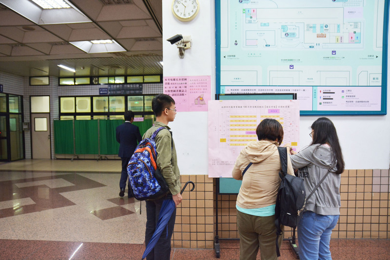 經濟部所屬國營事業台糖、台電、台灣中油及台水7日舉行新進職員甄試，圖為考生觀看考試座位表。(資料照／中央社)