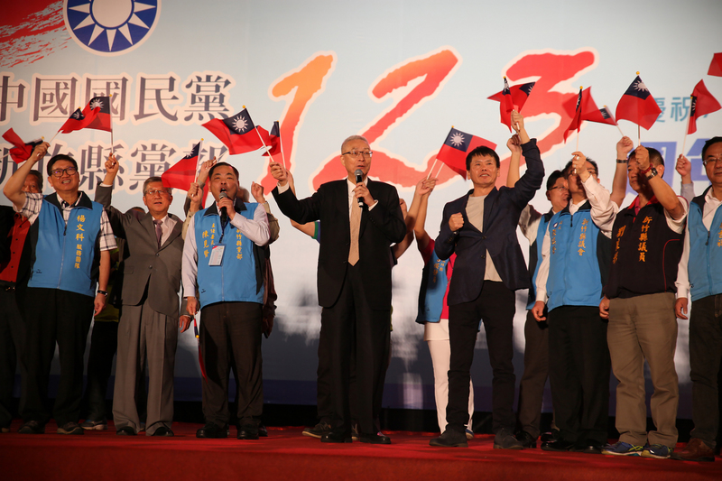 國民黨主席吳敦義（中）12日出席國民黨新竹縣黨部舉行的黨慶活動，與黨員們一起揮舞中華民國國旗，他致詞時提到，祈求國父庇佑台灣風調雨順、國泰民安，兩岸互利雙贏，保持永續和平穩定發展。<br />(圖：中央社)