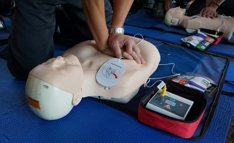 昇恆昌公司18日捐贈金門縣消防局30台自動體外心臟電擊去顫器（AED）訓練機，消防人員現場示範操作。<br />(圖：中央社)