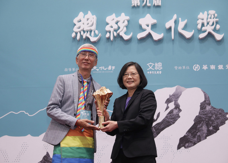 總統蔡英文(右)14日晚頒獎給總統文化獎得主,肯定他們是帶動台灣社會不斷向前邁進的動力。提到「社會改革獎」得主祁家威,總統說,祁家威聲請的釋憲案,讓社會變得更多元、更平等。(總統府提供)<br />(圖:中央社)