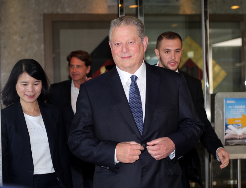 前美國副總統高爾（Al Gore）（前右）。(圖：中央社檔案照片)