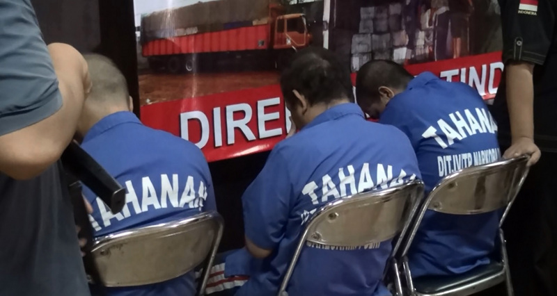 毒品犯罪及恐怖主義活動是印尼今年治安兩大難題。圖為印尼警方逮捕的毒販。(資料照/中央社)