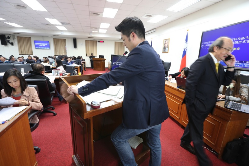 圖為國民黨團書記長蔣萬安（前中）。前右為民進黨立法院黨團總召柯建銘。(資料照片/CNA)