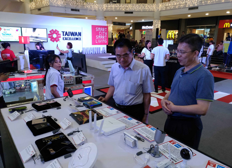 外貿協會24至26日在菲國馬卡蒂市商場舉辦台灣精品體驗行銷活動，圖為馬尼拉台灣貿易中心主任藍科銘（前右）與菲律賓台商總會總會長林在良出席活動。<br />(圖：中央社)