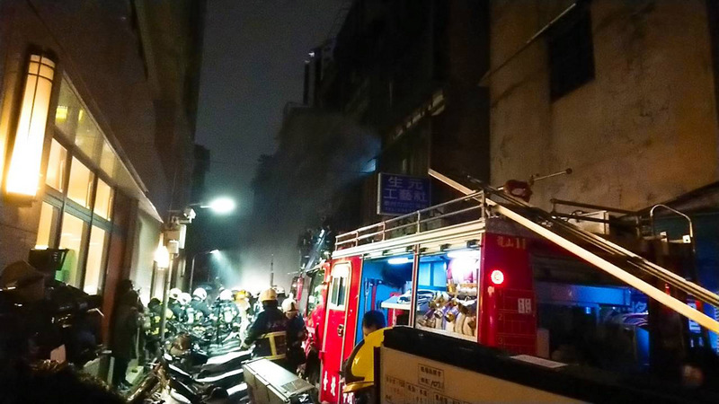 台北市萬華區康定路一處民宅26日發生火警，消防局獲報後派員趕往搶救，共出動61人、21輛消防車和5輛救護車，共救出5男3女，其中一名73歲清醒老婦預防性送醫觀察，起火原因仍待進一步調查釐清。（民眾提供）<br />(圖：中央社)