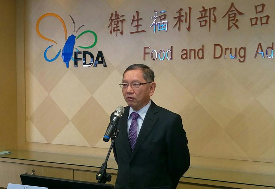 食藥署食品組總長潘志寬說明雞蛋農藥芬普尼殘留標準放寬。（張德厚攝）