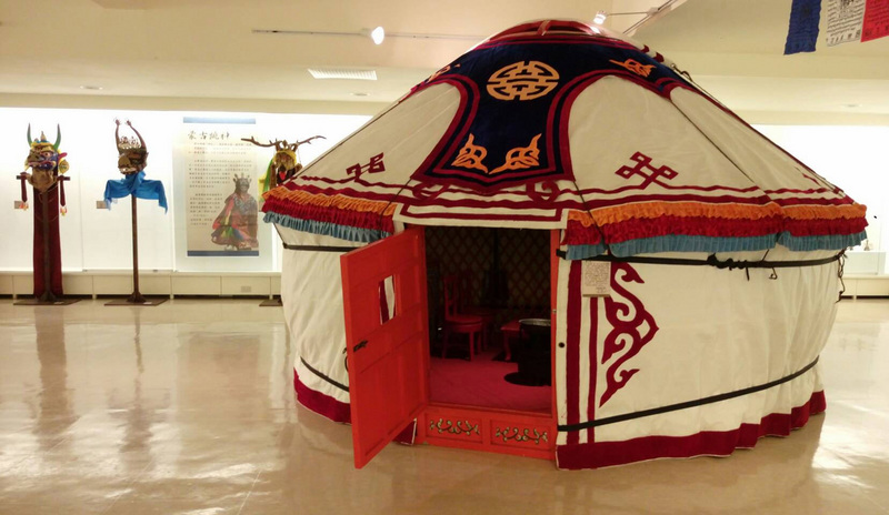 蒙藏委員會與苗栗縣政府文化觀光局合辦「蒙藏面具文化展」，27日起在文化局山月軒登場，展場內搭起蒙古包並展示各式面具法器，展現蒙藏族群獨特生活文化。<br />(圖：中央社)