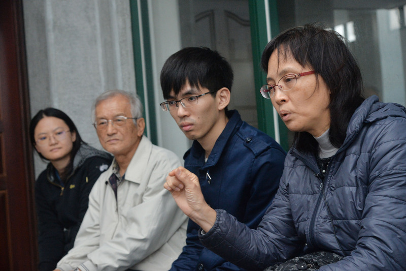 仁醫侯武忠26年來照顧澎湖離島居民，從未間斷。他的妻子陳慧娟（右起）、小兒子侯承孝、父親侯榮泉及女兒侯珮瑄接受中央社專訪，談心目中的父親、丈夫及兒子。<br />(圖：中央社)