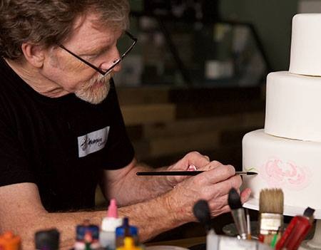 科羅拉多州雷克伍德(Lakewood)傑作蛋糕店(Masterpiece Cakeshop)的店主菲力普斯(Jack Phillips)，當時以自己是虔誠的基督徒為由，拒絕了為兩人烤蛋糕的要求。(圖：傑作蛋糕店臉書)