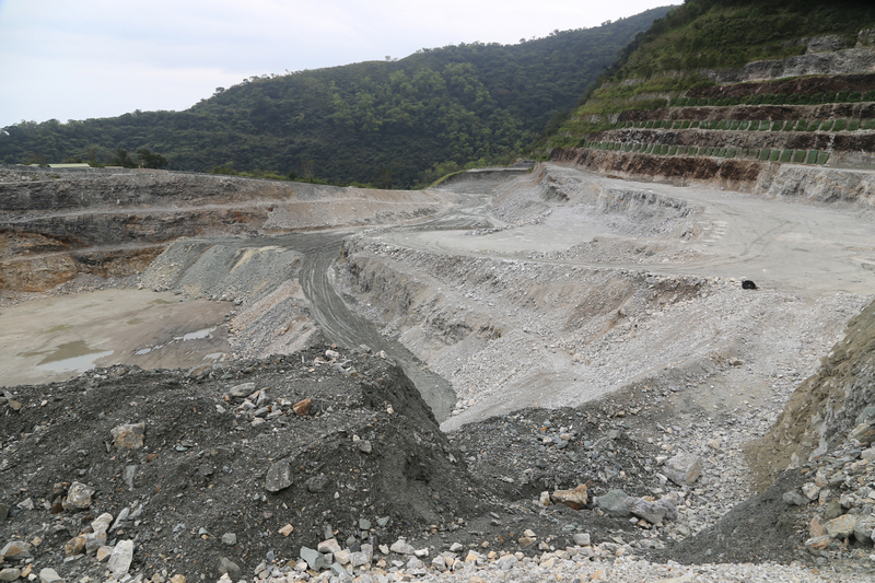 行政院會預定7日討論礦業法修正草案，草案規定未作環評的礦場須補辦環評，但亞泥礦權展限已通過，不適用原基法21條。地球公民基金會專員黃靖庭表示，環團仍希望能踐行原基法21條，就看立法院攻防。（檔案照片）<br />(圖：中央社)