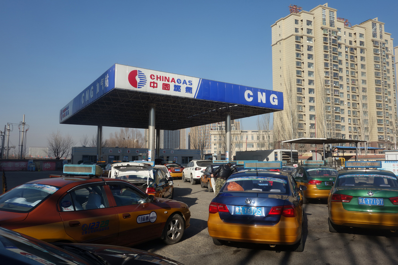 中國大陸京津冀及周邊地區今年強力推行「煤改氣」，已經造成天然氣價格飛漲與供應不足。各地民眾上網抱怨夜間供暖時段卻遭無預期停氣而受凍，但陸媒卻少有報導，網管還不斷刪除抱怨文。圖為內蒙古面臨缺氣，2日，呼和浩特一個加氣站，車輛大排長龍。（中新社提供）<br /