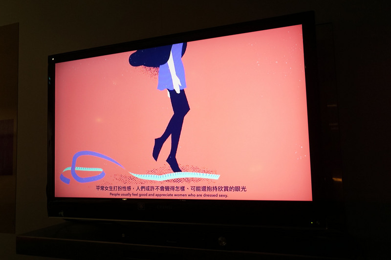 2017金點設計獎頒獎典禮7日晚間在松菸誠品表演廳舉行，「圖文不符」團隊反思台灣社會的奇怪現象，設計動畫作品「為什麼我們會指責受害者，而非加害者呢？」，獲得金點年度最佳設計獎。<br />(圖：中央社)