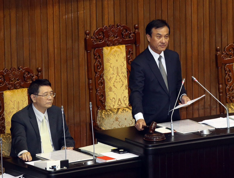 立法院院會5日處理促進轉型正義條例，晚間由院長蘇嘉全（右）敲槌，正式宣布三讀通過促進轉型正義條例。<br />(圖：中央社)
