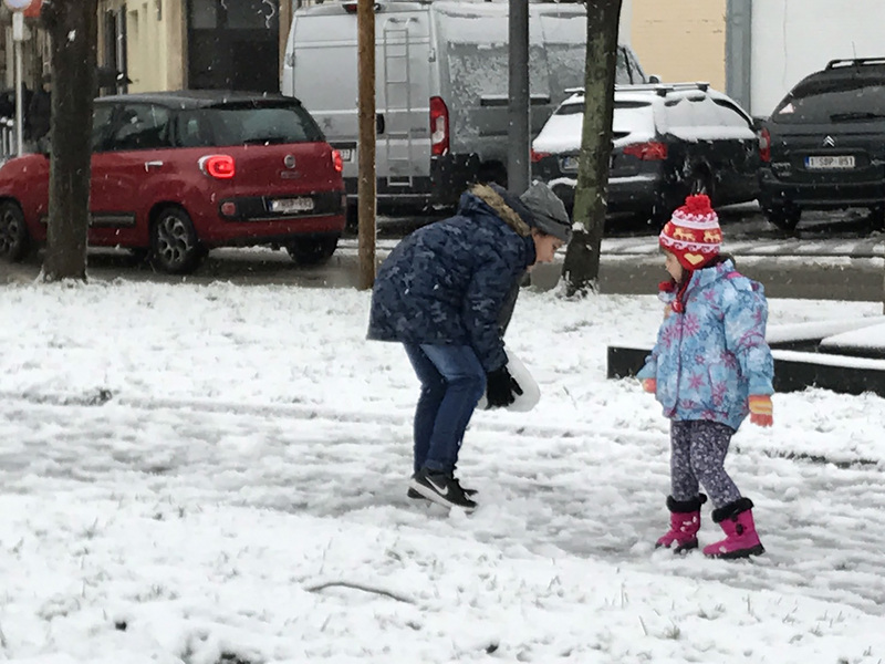 比利時首都布魯塞爾降雪，小朋友一早到公園開心玩雪球。<br />(圖：中央社)