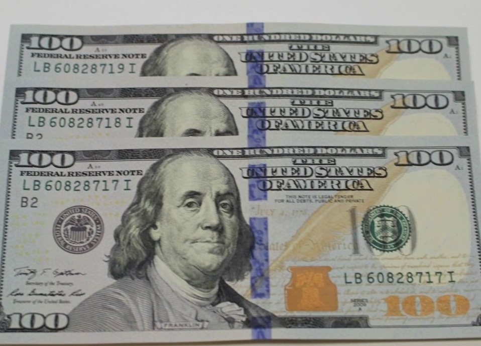 南韓「韓亞銀行」行員12日表示，近日在南韓境內發現1張新的高品質偽造百元美鈔，令人懷疑遭受國際社會不斷升高制裁壓力的北韓當局，可能重新偽造「超級美鈔」(supernotes)。(圖擷自YouTube)