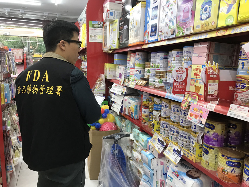 法國疑有問題奶粉，衛生福利部食品藥物管理署要求國內3家輸入疑似為受影響產品的廠商下架，並於12日啟動後市場販售端稽查，密切注意市面是否還要應下架產品。（食藥署提供）<br />(圖：中央社)