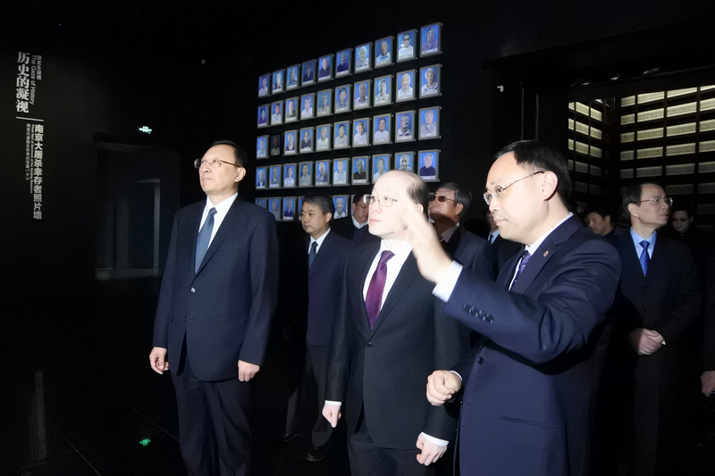 中國國台辦副主任劉結一（右2）13日參觀位於南京的侵華日軍南京大屠殺遇難同胞紀念館，聆聽館長張建軍（右一）講解，南京市長繆瑞林（左一）陪同。<br />(圖：中央社)