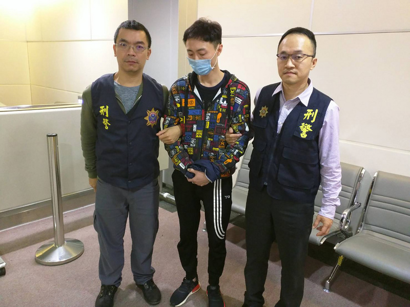內政部警政署刑事警察局表示，12日獲知潛逃中國大陸的通緝犯蘇男（中）將搭機前往日本，並獲日本警方同意協助，當天在機場順利逮人並遣返回台，於13日解送歸案。（警政署刑事局提供）<br />(圖：中央社)