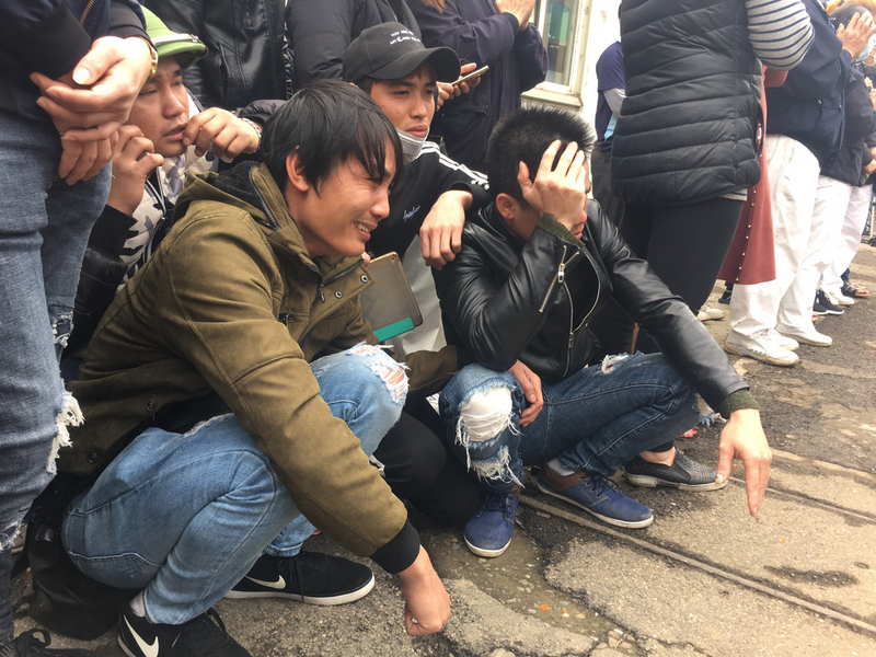 桃園市蘆竹區一家工廠14日凌晨發生火警，多名越南籍移工葬身火窟，不少移工朋友情緒激動，撫頭痛哭。<br />(圖：中央社)