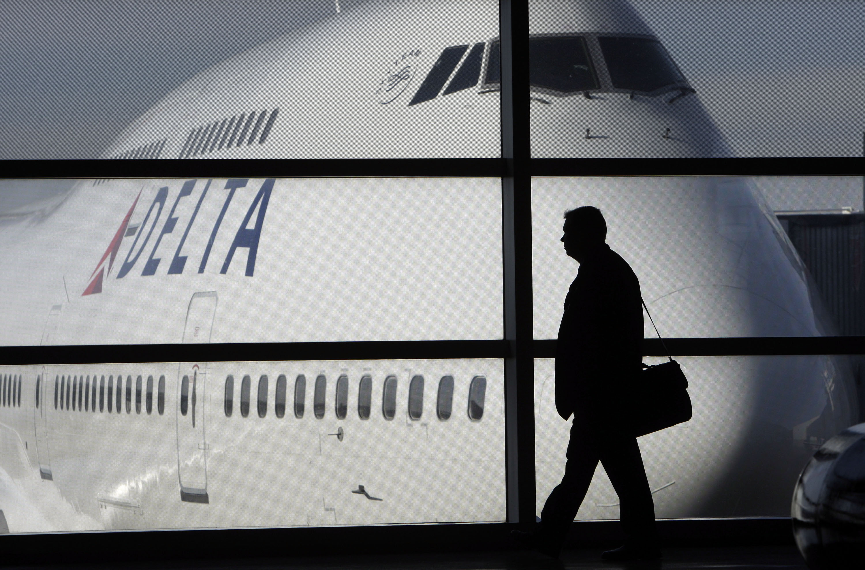 達美航空(Delta Air Lines)表示，未接種員工每月多付200美元健保費。(AP/達志影像)