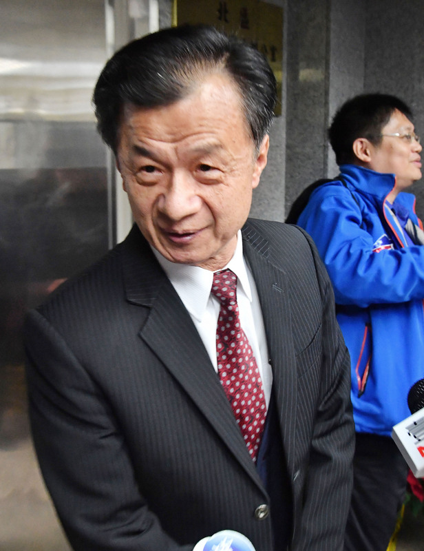 法務部長邱太三（前）19日在台灣高等法院檢察署偵查資料中心受訪時，針對新黨發言人王炳忠遭搜查並帶回偵訊一事發表看法。<br />(圖：中央社)