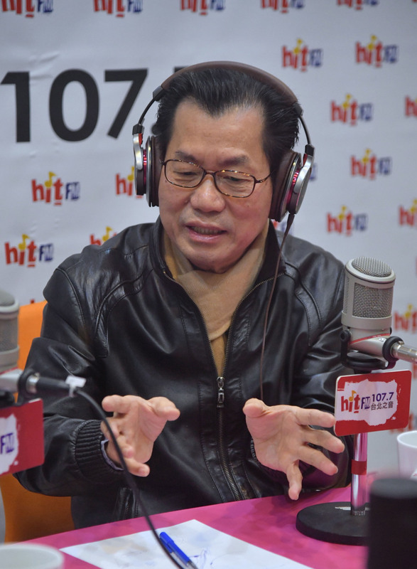 環保署長李應元（圖）20日上午接受廣播節目專訪。主持人周玉蔻提到高雄市長陳菊新書暗示李應元擔任行政院秘書長時，放話要陳菊辭職走人，然後自己爭取勞委會主委，要李應元回應詳細情況。李應元表示，放話是不可能的事情，陳菊如果心裡有這樣的想法，「她完全可以放下了」。