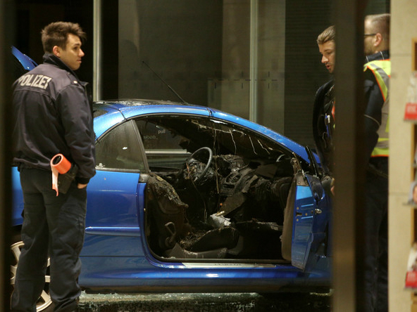 德國警方說，德國最大在野黨社會民主黨(SPD)位於柏林的總部大樓，當地時間24日的平安夜遭到1輛汽車衝撞。（圖：onet）