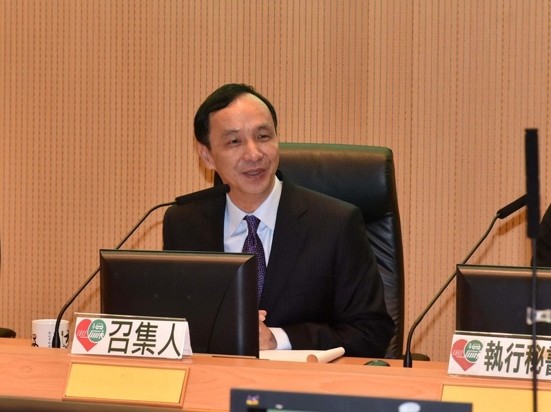 新北市長朱立倫（圖）27日上午主持道安會報時宣布，只要設籍在新北市6至12歲兒童，搭乘台北捷運將給予5折票價優惠，最快107年上半年實施。<br />(圖：中央社)